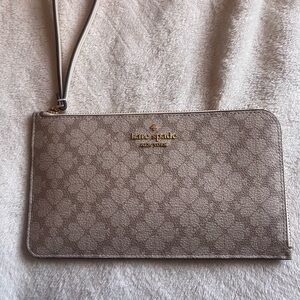 Kate Spade Lucy Spade Flower Medium L-Zip Wristlet